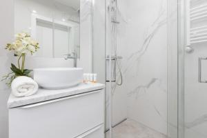 Modern & Bright Apartment with Parking and Balcony by Noclegi Renters