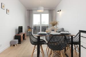 Modern & Bright Apartment with Parking and Balcony by Noclegi Renters