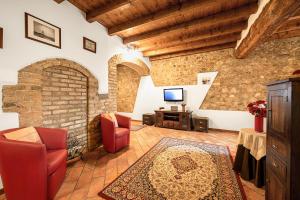 Two-Bedroom Apartment room in Casa Laura Salò