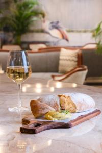 African Pride Melrose Arch, Autograph Collection