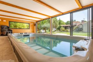 Maisons de vacances Jacuzzi - Spa de nage - Parc arbore : photos des chambres