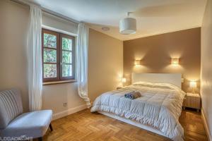 Maisons de vacances Jacuzzi - Spa de nage - Parc arbore : photos des chambres