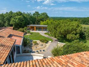 Maisons de vacances Jacuzzi - Spa de nage - Parc arbore : photos des chambres