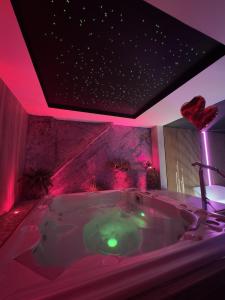 Appartements Les Secrets Rooms - Bonneval - Love Room - Spa et Hammam Privatif : photos des chambres