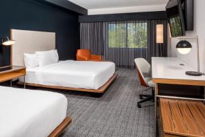 Queen Room - Hearing Accessible room in Courtyard Charlotte Ballantyne
