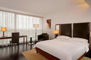 Deluxe, Guest room, 1 Queen room in Sheraton Porto Hotel & Spa