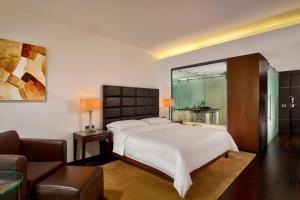Club, Club Lounge and Spa access level, Guest room, 1 Queen room in Sheraton Porto Hotel & Spa