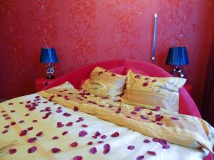 Amour Rouge Suite (Adults Only)
