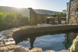 Thorn & Feather, Vermaaklikheid