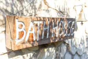 Thorn & Feather, Vermaaklikheid