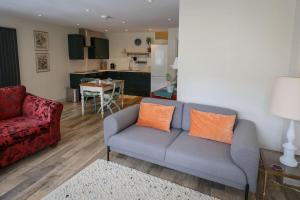 Spacious 1-bed apartment with super king or twin in central Charlbury, Cotswolds