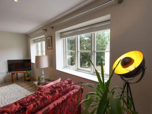 Spacious 1-bed apartment with super king or twin in central Charlbury, Cotswolds