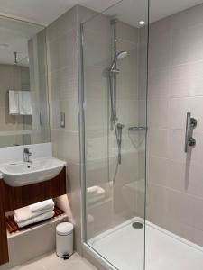 Guest Room Twin, Standard Room room in Courtyard by Marriott London Heathrow Airport