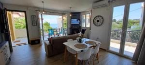 Seaview Luxury Apartment with private parking
