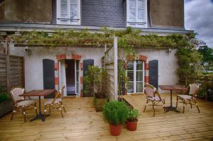 Hotels Hotel de charme Les Mimosas : Chambre Double avec Terrasse et Vue sur la Rivière