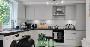 Central Apart Hotel 2BR Flats-EASY Walk to City Centre-Parking