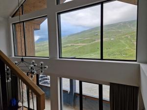 Gudauri Summer Apartment - Fireplace, Netflix on 100" Projector Screen, Full kitchen