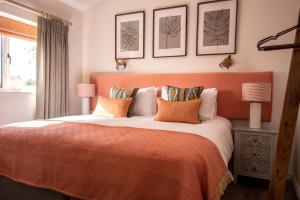 Finwood Green Farm Holiday Cottages-The Calf Shed and The Milk Parlour