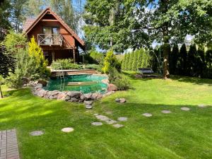 Rustic private Cabin in woods w Sauna & Pool