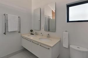 Top-Floor 2 Bed Unmatched Table Mountain Views