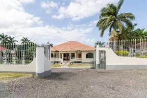 Lovely 1-Bed in Montego Bay-Rose View Apartment - Ironshore
