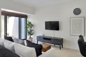 Modern Sea Point Oasis Garden, Pool & Gym Access