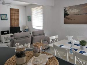 KASPOZ Entire Holiday Home - Private garden & 5 mins walk to the beach