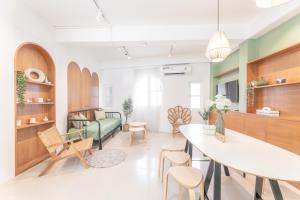 Evergreen apartment by Beginning with, 3BR in heart of Nimman