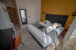 Hotels Logis Les Hauts de Montreuil / Le Patio : photos des chambres