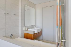 Modern 1-Bed V&A Waterfront Canal & Harbor Views