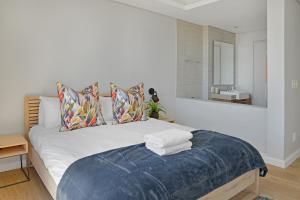 Modern 1-Bed V&A Waterfront Canal & Harbor Views