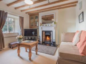 Roses Cottage cosy countryside home with open fire and mountain views near Scafell