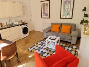 CHARMING VICTORIAN APARTMENT, close to centre