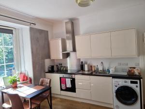 CHARMING VICTORIAN APARTMENT, close to centre