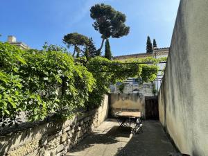 Maisons de vacances Maison de 6 chambres avec terrasse amenagee et wifi a Montfrin : photos des chambres