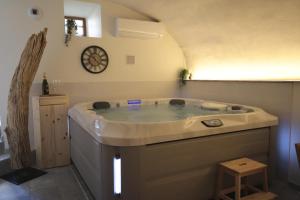 Maisons de vacances Gite de charme avec jacuzzi et sauna privatifs : photos des chambres