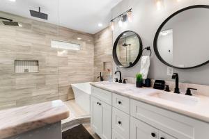 Large Modern Home Centrally located With Hot Tub