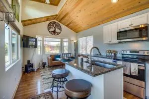 2 Mi to Rainbow Lake Lovely Lakeside Tiny Home - Sponseller