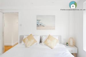 Central Apt-2Bed 2Bath-AC unit-By FabAccommodation