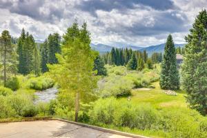 Cozy Condo with Views, 3 Mi to Winter Park Resort!