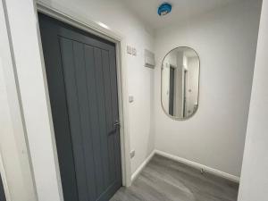 New Modern Apartment With FREE Private Parking