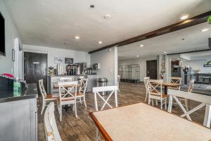 Days Inn & Suites by Wyndham Traverse City