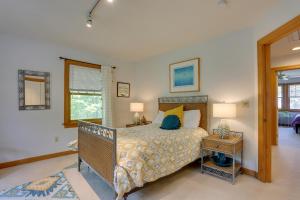 < 1 Mi to Camelback Resort: Home w Pool Table!