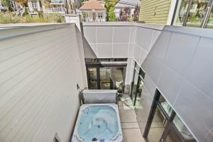 Luxury Townhouse at Parkite on Main Walk to Skiing, Shopping, and Restaurants Private Hot Tub