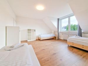 Tolstov Apartments - 3 and 4 Room Apartments