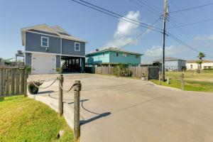Resort Perks: Waterfront Rockport Home!