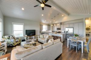Resort Perks: Waterfront Rockport Home!