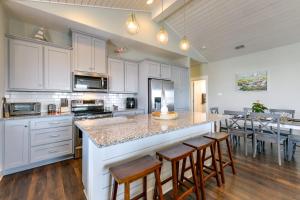 Resort Perks: Waterfront Rockport Home!