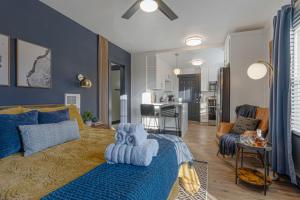 Chic Oasis Studio: Minutes to Downtown & Beaches