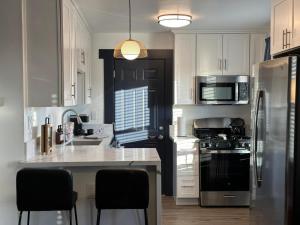 Chic Oasis Studio: Minutes to Downtown & Beaches